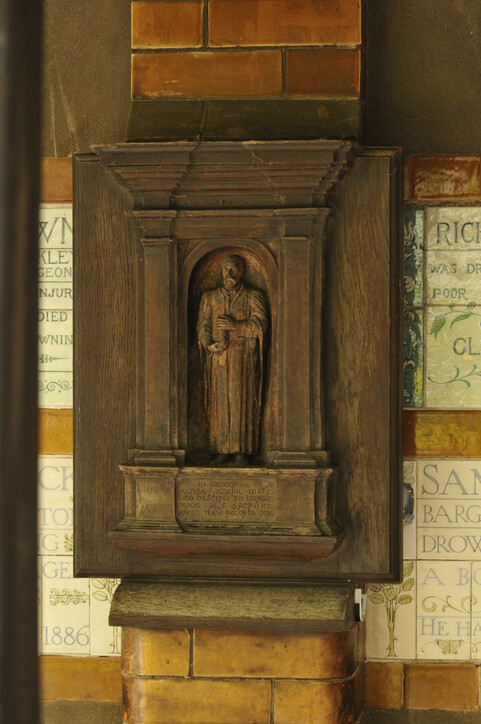 A figurine between two columns set into the wall