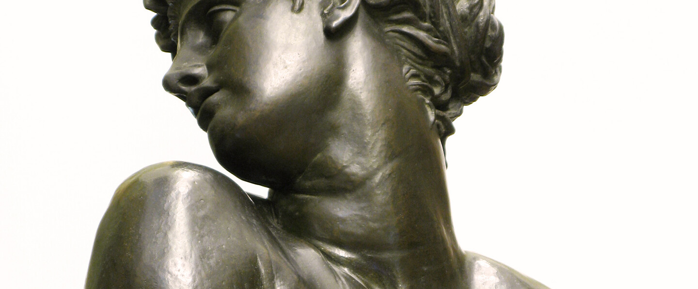 Bronze statue of the bust of a woman