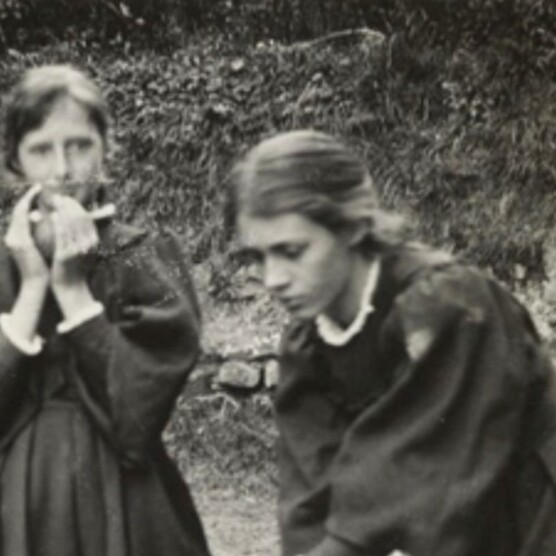 Virginia Woolf and Vanessa Bell playing cricket as children