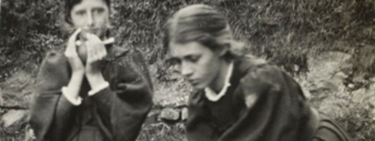 Virginia Woolf and Vanessa Bell playing cricket as children
