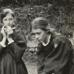 Virginia Woolf and Vanessa Bell playing cricket as children
