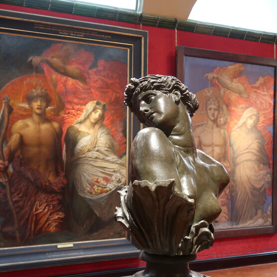 Sculpture of a women turning her head to one side